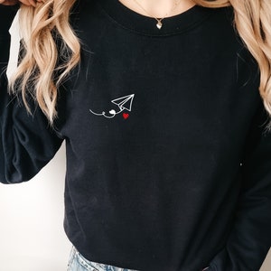 Sweatshirt Papierflieger mit Herz Sweater Mitten ins Herz Geschenk Freundin Stylisch modisch kleines Herz Trend Freundschaft Herzensmensch Bild 5