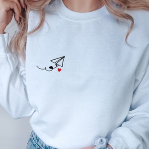 Sweatshirt Papierflieger mit Herz Sweater Mitten ins Herz Geschenk Freundin Stylisch modisch kleines Herz Trend Freundschaft Herzensmensch Bild 3