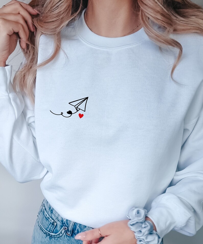 Sweatshirt Papierflieger mit Herz Sweater Mitten ins Herz Geschenk Freundin Stylisch modisch kleines Herz Trend Freundschaft Herzensmensch Bild 3