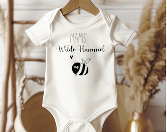 Baby / Baby Body / Personalisiert / Geschenk / Geburt / Geburtstag / mit Motiv / Name / Body / Schwangerschaft / Mamis wilde Hummel