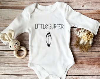 Baby / Baby Body / Personalisiert / Geschenk / Geburt / Geburtstag / Motiv / Name / Body mit Wunschtext / Schwangerschaft / Little Surfer