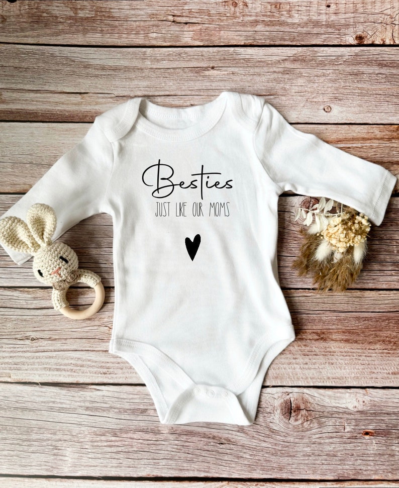 Baby / Baby Body / Personalisiert / Geschenk / Geburt / Geburtstag / mit Motiv / Name / Body mit Wunschtext / Schwangerschaft / Besties Bild 1