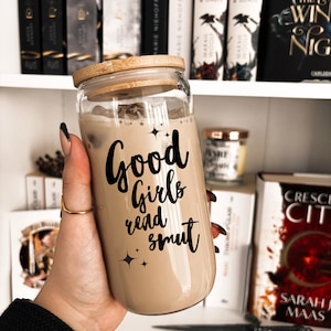 Tumbler mit Holzdeckel und Glasstrohhalm | good girls read smut  | aesthetic | Kalt- und Warmgetränke  | 375/400 ml  | Dosenglas