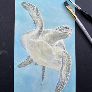 Onda oceanica. Tartaruga marina. Acquerello originale su carta. Opera unica nel suo genere. 25x15 cm. Dipinto a mano dall'artista Adam Sargent/Sketch Cowboy.