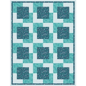Könnte beinhalten: Eine handgefertigte Steppdecke mit einem sich wiederholenden Muster aus türkisfarbenen Quadraten und weißen Rechtecken. Die türkisfarbenen Quadrate sind mit einem Blumenmuster in Blau- und Lilatönen gefüllt. Die Steppdecke hat einen weißen Rand und einen türkisfarbenen Außenrand.