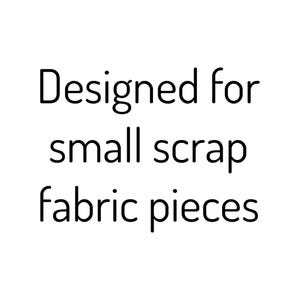 Pu&ograve; includere: Testo che recita "Designed for small scrap fabric pieces".