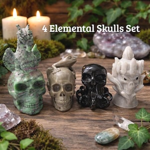 Peut inclure: Ensemble de quatre sculptures de crânes élémentaires. Les crânes sont verts, beiges, noirs et blancs. Le crâne vert est surmonté d'une figurine ressemblant à un hibou. Le texte "4 Elemental Skulls Set" est visible.