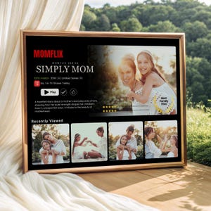 Puede incluir: Una impresión enmarcada que muestra una captura de pantalla de la serie "MOMFLIX" llamada "SIMPLY MOM". La imagen muestra a una madre y su hija, con el texto "Best Family Film". El marco es dorado, sobre un fondo natural al aire libre.
