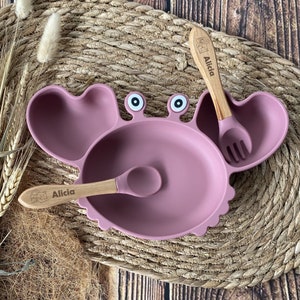 Assiette crabe et ses couverts personnalisés pour bébé 3. Vieux rose