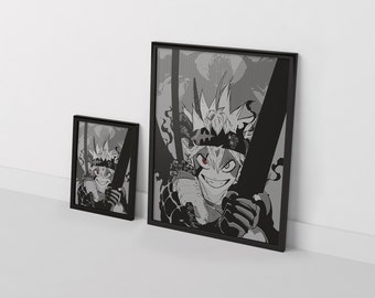 Puede incluir: Dos impresiones artísticas de anime en blanco y negro enmarcadas. La impresión más grande presenta un personaje con pelo puntiagudo, una corona y una espada. El personaje tiene una amplia sonrisa y un ojo rojo. La impresión más pequeña es una copia de la más grande.
