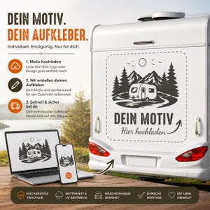 Könnte beinhalten: Ein weißes Wohnmobil mit einem großen Aufkleber mit einer schwarz-weißen Illustration eines Wohnwagens, Bergen und Bäumen. Der Aufkleber trägt den Text "DEIN MOTIV" und "Hier hochladen". Ein Laptop und ein Telefon zeigen das gleiche Design.