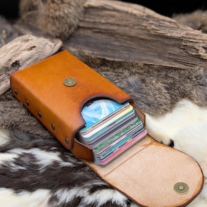 Deckbox für Tarotkarten aus Leder, handgemacht, stabil, gefärbt in Braun mit antik/vintage Look, hochwertiges Tarot-Geschenk für Freundin