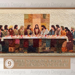 Op de afbeelding: Een ingelijst gequilt kunstwerk dat het Laatste Avondmaal voorstelt. De scène toont Jezus en zijn discipelen zittend aan een tafel, met een achtergrond van patchwork-dekbedden. Het kunstwerk is ingelijst in een bruin houten lijst.
