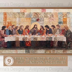 Op de afbeelding: Een ingelijst kunstwerk dat een quilt voorstelt met een scène van Jezus en zijn discipelen tijdens het Laatste Avondmaal. De quilt is gemaakt van verschillende stofresten in tinten bruin, beige en crème. Het kunstwerk is ingelijst in een bruin houten frame.