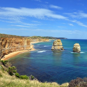 A towering stone cliff rises from the sea in the bay. HD computer background picture, Xuan Harbor