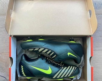 total 90 football boots 2004