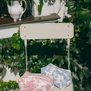 Cosmetic bag in toile de jouy style