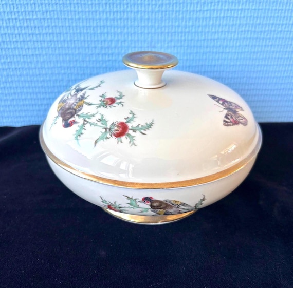 Vintage Porzellanschale mit Deckel, verziert mit Blumen, Schmetterling und Vogel, hergestellt in Bayern