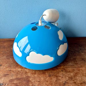 Lámpara colgante vintage Skojig azul de Ikea con motivo de nubes.
