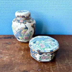 Pote e caixa de gengibre vintage com decoração de pavão, fabricados pela VAGA Itália.