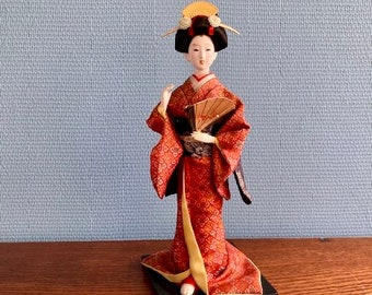 Vintage japanische Geisha im Kimono mit Fächer