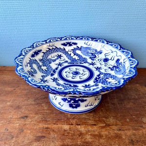 Stor porslinsskål på fot med kinesiska drakar i blått och vitt