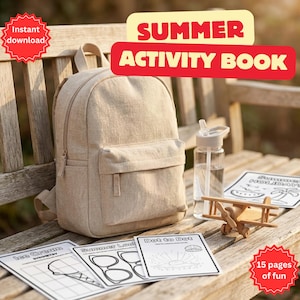 Op de afbeelding: Een beige rugzak, een waterfles, een houten vliegtuig en activiteitenboeken zijn gerangschikt op een houten bank. De activiteitenboeken hebben zomerse illustraties en de tekst "SUMMER ACTIVITY BOOK". De afbeelding bevat ook de tekst "Instant download" en "15 pages of fun".