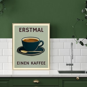 Digitales Poster &quot;Erstmal einen Kaffee&quot; – Küche Deko, Büro Wandbild, Kaffeeliebhaber Geschenk
