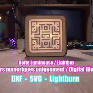 Peut inclure: Une boîte lumineuse carrée en bois avec un motif de labyrinthe éclairé de l'intérieur. La lumière est de couleur chaude. Le texte sur l'image indique "Boite Lumineuse / Lightbox" et "DXF - SVG - Lightburn".