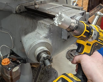 Adaptador de alimentação de potência KneeLift+ para manivela de joelho Bridgeport com encaixe hexagonal para morsa