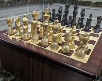 Jogo de xadrez artesanal em latão maciço: design em espiral facetado