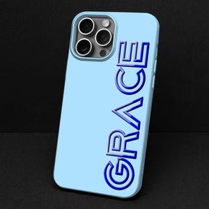 Puede incluir: Funda de tel&eacute;fono azul claro con el nombre "GRACE" en relieve, en color azul oscuro. La funda tiene un acabado brillante y un recorte para la c&aacute;mara. La funda est&aacute; dise&ntilde;ada para un smartphone.
