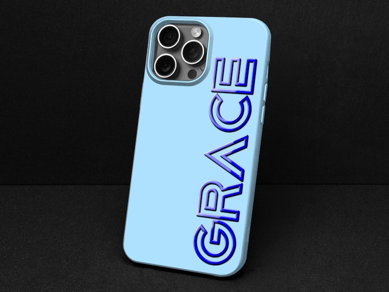 Puede incluir: Funda de tel&eacute;fono azul claro con el nombre "GRACE" en relieve, en color azul oscuro. La funda tiene un acabado brillante y un recorte para la c&aacute;mara. La funda est&aacute; dise&ntilde;ada para un smartphone.