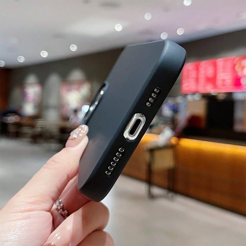 Puede incluir: Una funda de tel&eacute;fono negra mate con un acabado liso. La funda tiene recortes para la c&aacute;mara, el puerto de carga y los altavoces. La funda est&aacute; dise&ntilde;ada para proteger el tel&eacute;fono de ara&ntilde;azos e impactos.