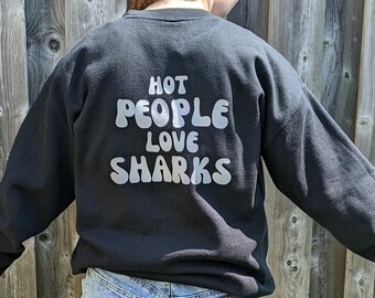 Heiße Leute lieben Haie Sweatshirt: Trendiges Hai-Liebhaber-Geschenk