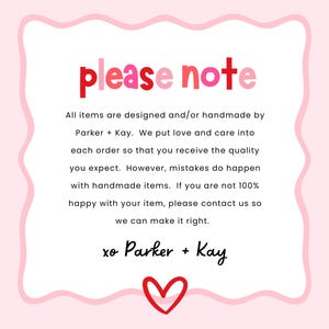 Op de afbeelding: Een roze en witte notitie met een golvende rand en een rood hartje onderaan. De notitie zegt "please note" in rode en witte letters. De notitie bevat een bericht over handgemaakte artikelen en klanttevredenheid.