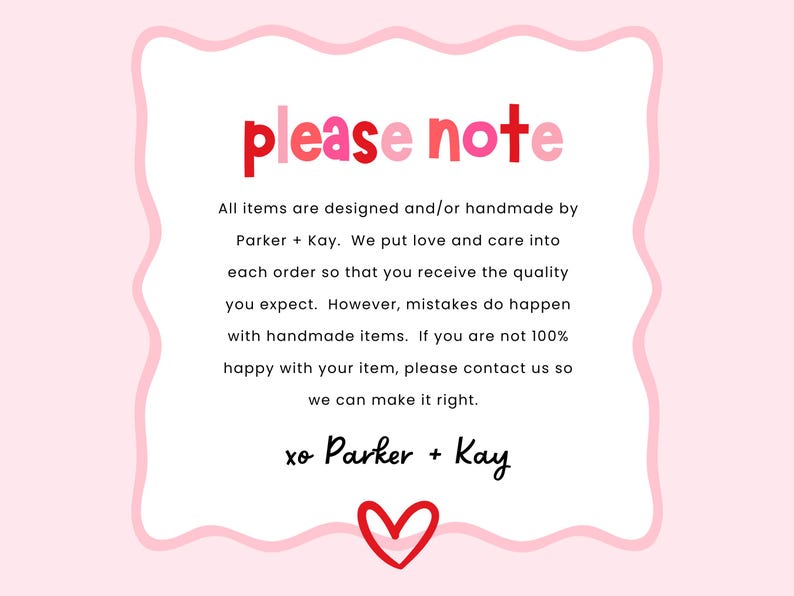 Op de afbeelding: Een roze en witte notitie met een golvende rand en een rood hartje onderaan. De notitie zegt "please note" in rode en witte letters. De notitie bevat een bericht over handgemaakte artikelen en klanttevredenheid.