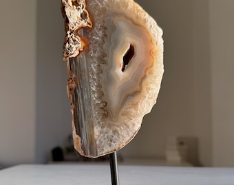 Rebanada de cristal de ágata sobre soporte