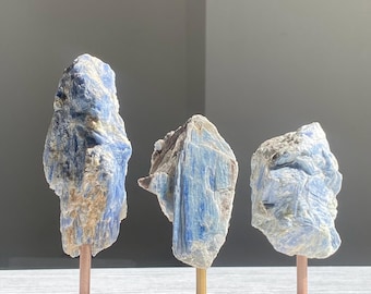 Blauw kyanietkristal op standaard