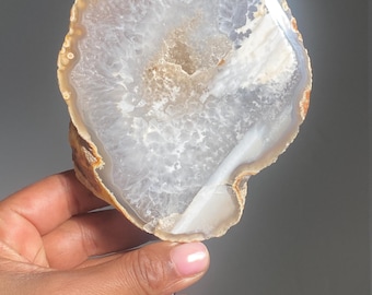 Cristal de ágata con rodaja de drusa en soporte