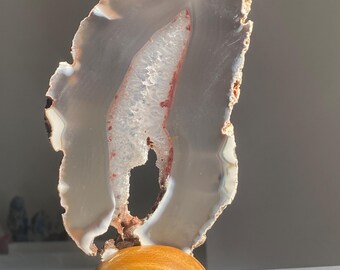 Rebanada de cristal de ágata sobre soporte de madera