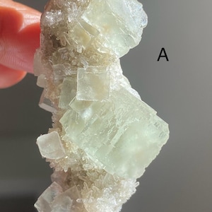 Grön fluorit med råa kvartskristaller