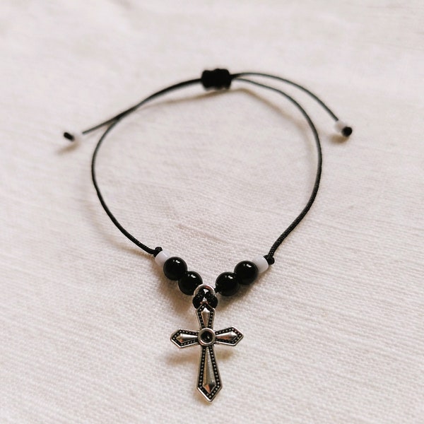 Verstellbares schwarzes Onyx Edelstein-Armband mit Makramee-Verschluss mit weißen Perlen und silbernem Kreuz Anhänger