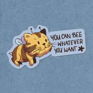 Adesivo in vinile con gatto e ape | Puoi essere qualunque cosa tu voglia | Adesivo motivazionale divertente | Gatto con ali d'ape | Giallo Marrone Blu | Laminato