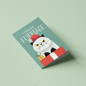 Lustige Weihnachtskarte mit Katze – Grimmige Katze auf Geschenken | Klappkarte für Katzenliebhaber | Originelle Weihnachtspostkarte