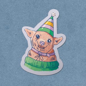 Chihuahua Sticker mit Partyhut & grünem Pullover | Lustiger Hund Sticker | Blaugrauer Hintergrund | Vinyl Aufkleber | Handgemacht