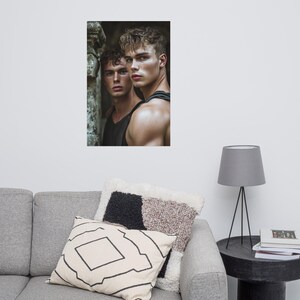 Poster di due ragazzi muscolosi e muscolosi