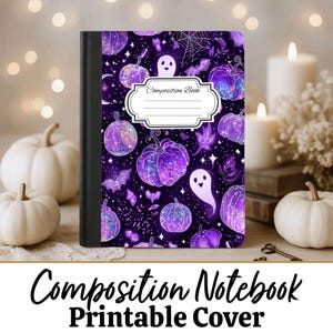Könnte beinhalten: Ein Notizbuch mit einem bedruckbaren Einband zum Thema Halloween. Der Einband ist dunkelviolett mit Illustrationen von Kürbissen, Fledermäusen, Geistern und Sternen. Das Notizbuch hat ein weißes Etikett mit der Aufschrift "Composition Book".