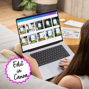 Pu&ograve; includere: Un laptop argentato mostra un modello di design con pi&ugrave; varianti di immagini. Lo schermo mostra una griglia di immagini con un design di taccuino. Il testo "Edit in Canva" &egrave; in un cerchio rosa e bianco.