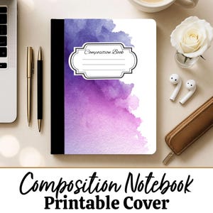Può includere: Quaderno di composizione con un design ad acquerello nei toni del viola e del blu. La copertina presenta un'etichetta bianca con le parole "Composition Book". Il quaderno è su una scrivania con penne, un laptop e una tazza di caffè.